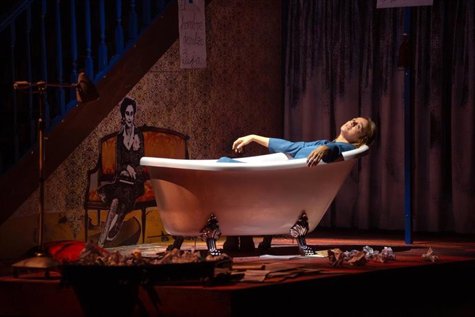 Archivo - Puesta en escena de 'El cuarto de atrás', el  montaje dirigido por Rakel Camacho y protagonizado por Emma Suárez que adapta una de las obras maestras de la escritora Carmen Martín Gaite coincidiendo con el centenario de su nacimiento.