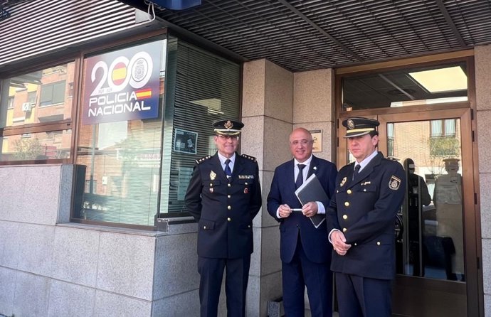 Alberto Jiménez, primero por la derecha; Jacinto Canales, en el centro, y Francisco J. Oterino, a la izquierda.