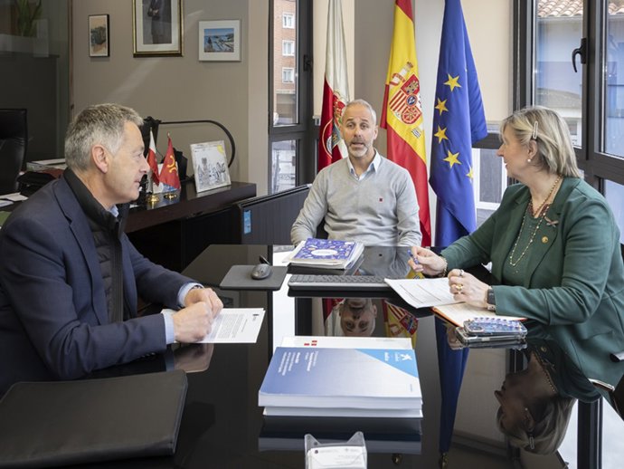 El Consejero De Educación, Formación Profesional Y Universidades, Sergio Silva, Recibe Al Alcalde De Campoo De Enmedio.