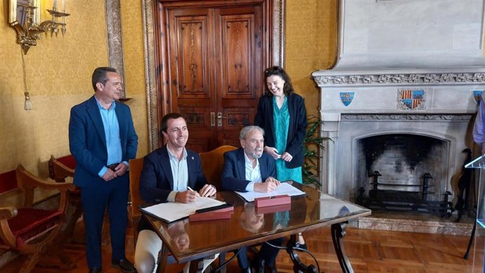 El presidente del Consell de Mallorca, Llorenç Galmés, y el presidente de Plavib, Toni Sorà, firman el convenio de colaboración.