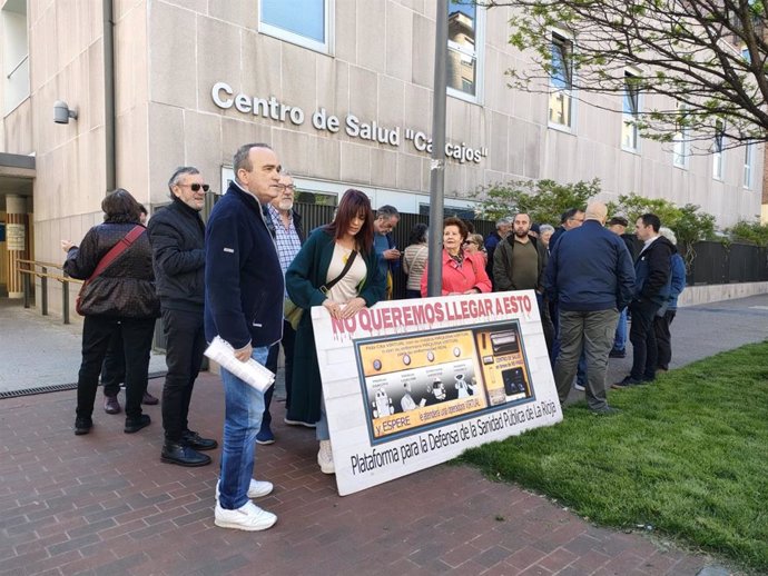 Concentración de la Plataforma de la Sanidad Pública de La Rioja en el Centro de Salud de Cascajos