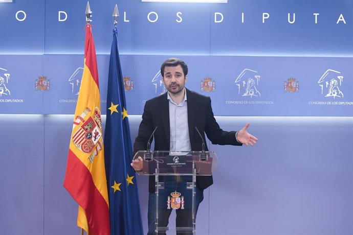 O porta-voz do Podemos no Congresso, Javier Sánchez Serna, durante uma coletiva de imprensa no Congresso dos Deputados, em 1º de abril de 2025, em Madri (Espanha).