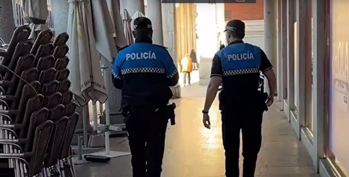 Dos agentes de la Policía Municipal en la plaza mayor de Valladolid.