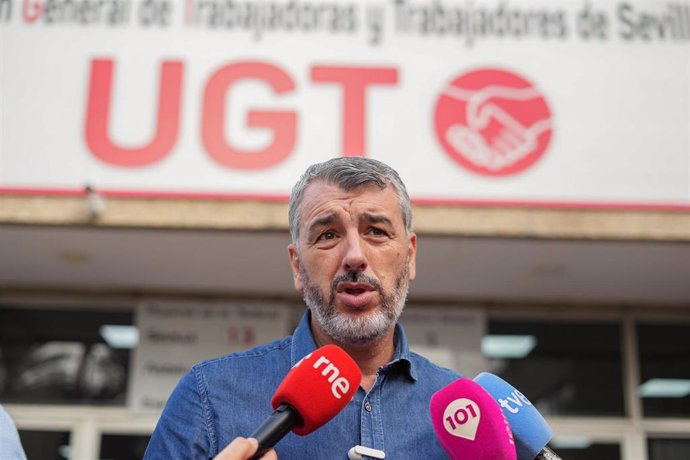 Archivo - El secretario general de UGT-A, Óskar Martín, atiende a los medios de comunicación.