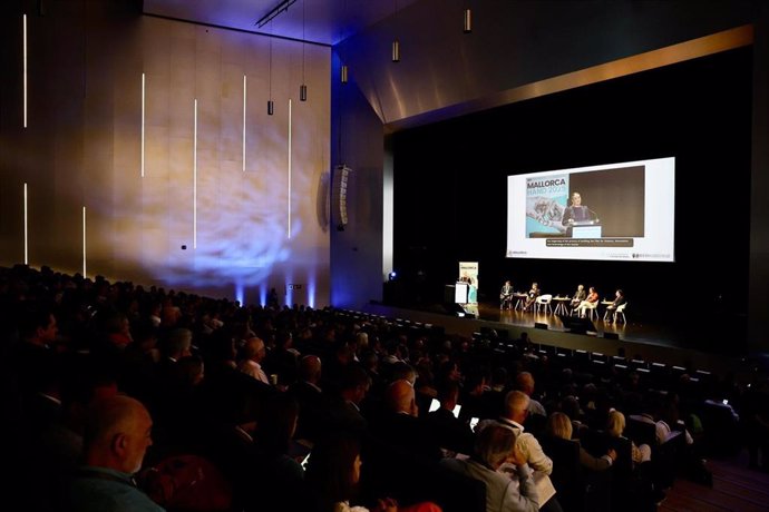 La presidenta del Govern, Marga Prohens, interviene en la inauguración de la reunión científica.
