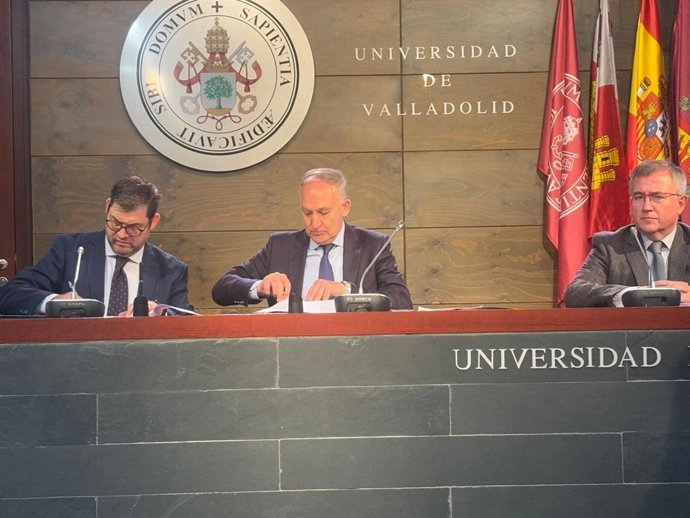 El rector de la Universidad de Valladolid, Antonio Largo, el director de Recursos Humanos para España y Europa de la compañía Horse, Francisco Arranz y el director de la formación, Gregorio Ismael Sainz, en la firma del convenio de la Catedra 'Horse'