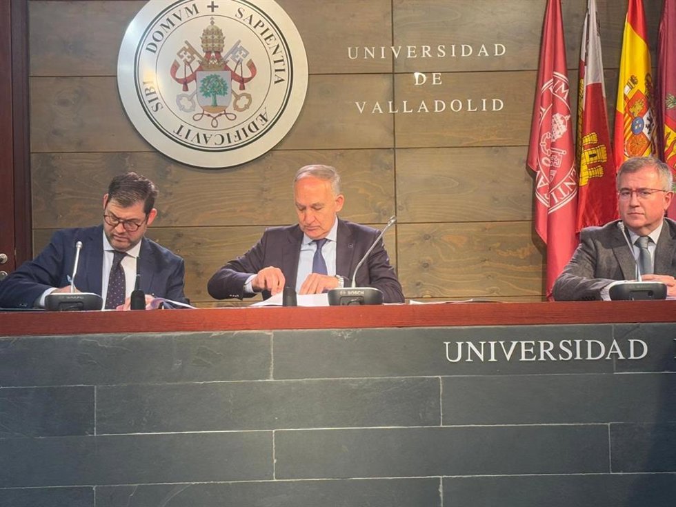 El rector de la Universidad de Valladolid, Antonio Largo, el director de Recursos Humanos para España y Europa de la compañía Horse, Francisco Arranz y el director de la formación, Gregorio Ismael Sainz, en la firma del convenio de la Catedra 'Horse'