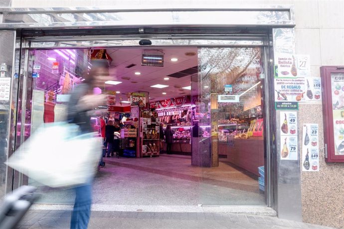 Archivo - Entrada en una tienda de comestibles, como imagen de recurso.