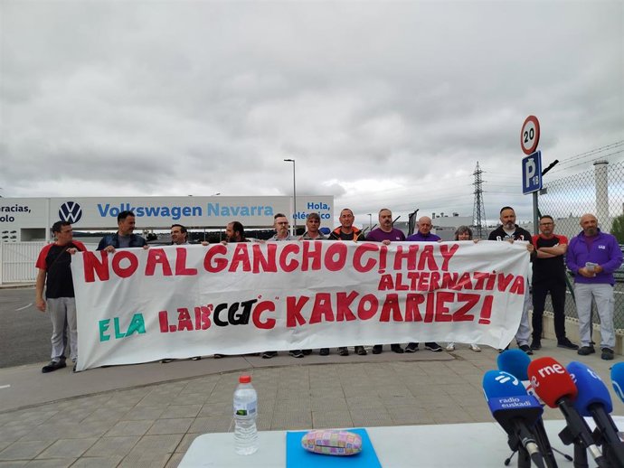 Imagen de la concentración convocada por ELA, LAB y CGT en Volkswagen Navarra