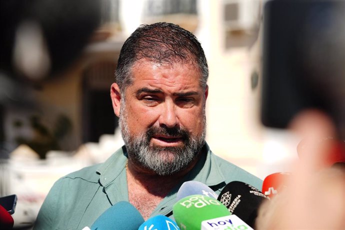 El alcalde de Cartaya, Manuel Barroso, atendiendo a los medios.