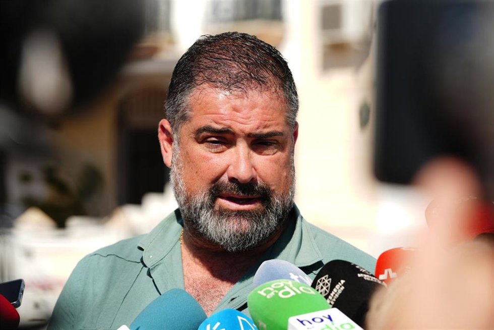 El alcalde de Cartaya, Manuel Barroso, atendiendo a los medios.