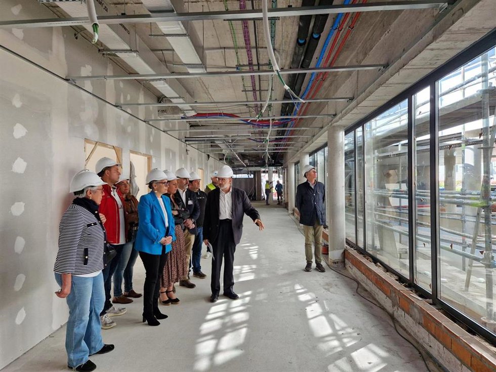 La consejera de Salud, Concepción Saavedra (con chaqueta azul), durante su visita a las obras del nuevo centro de salud de La Pola.