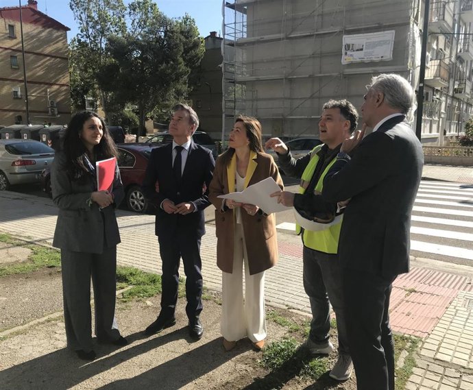 La alcaldesa de Zaragoza, Natalia Chueca visita la rehabilitación de viviendas en Balsas de Ebro Viejo