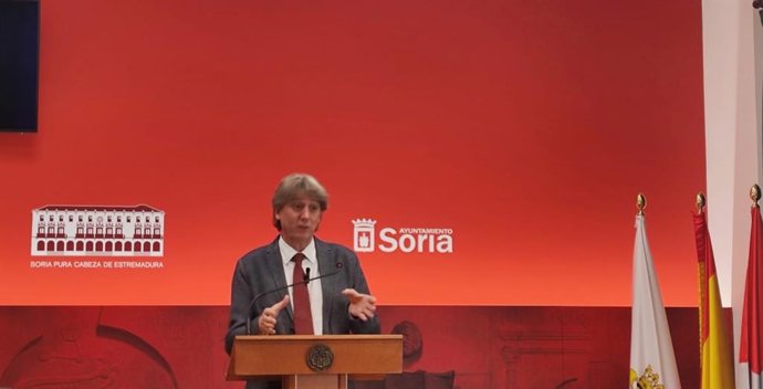 Carlos Martínez atiende a los periodistas en Soria.