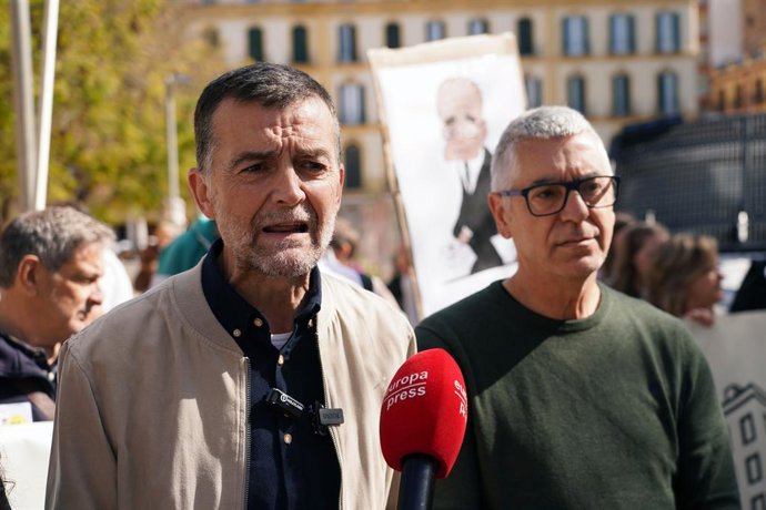 O coordenador federal da Izquierda Unida, Antonio Maíllo, faz uma declaração à mídia durante a manifestação pelo direito à moradia em Málaga, em 5 de abril de 2025, em Málaga (Andaluzia, Espanha).