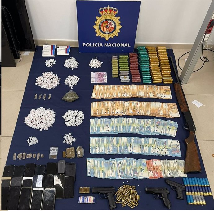 Archivo - Dinero, droga y armas incautados durante una operación contra el clan de la Pinilla en Sanlúcar llevada a cabo en 2021.