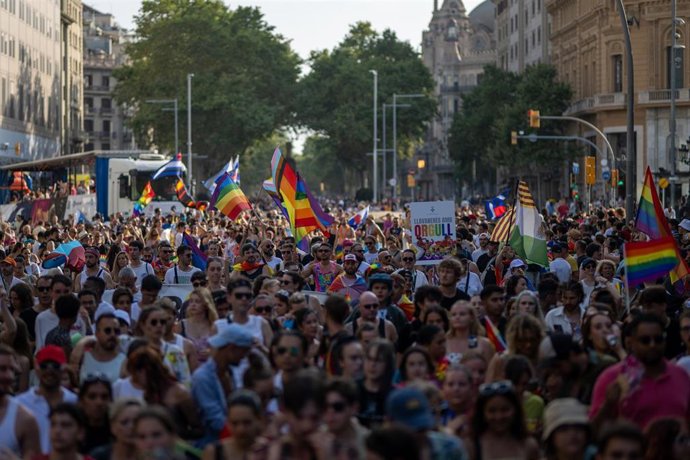 Archivo - Cientos de personas durante una manifestación del Pride Barcelona 2024, a 20 de julio de 2024, en Barcelona, Catalunya (España). 