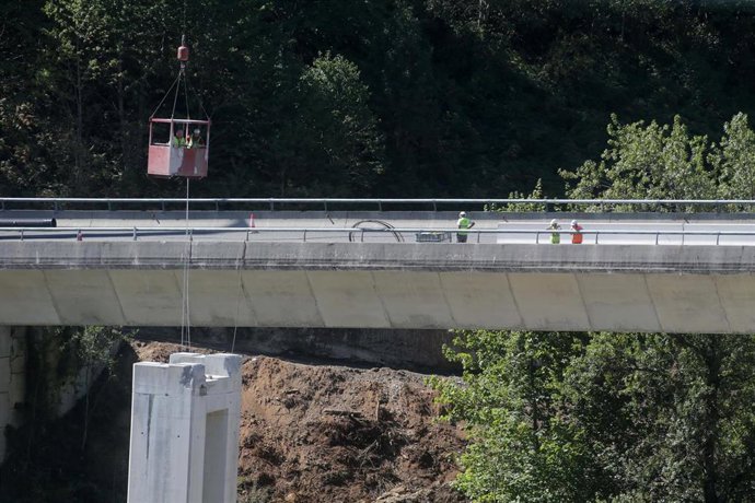Archivo - Grúas y operarios trabajan durante el desmontaje de las pilas 1 y 2 del viaducto de O Castro, en el kilómetro 430 sentido A Coruña de la autovía A-6, en Vega de Valcarce