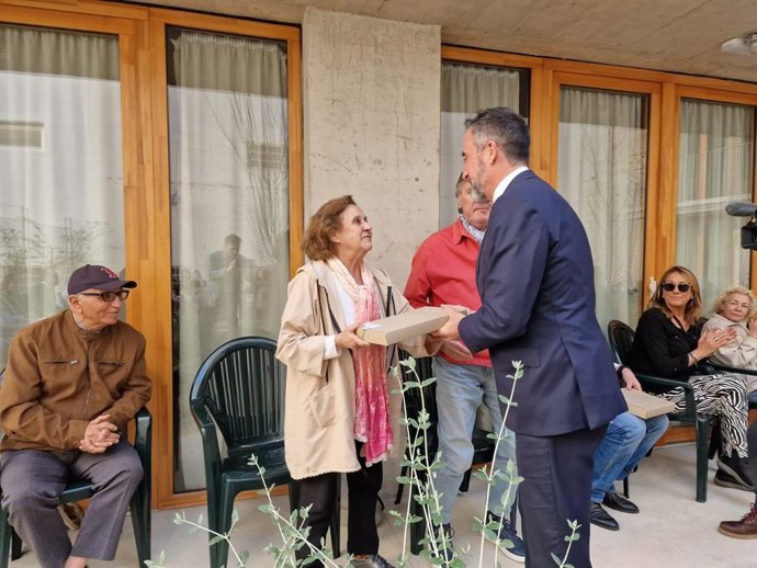 El conseller de Vivienda, Territorio y Movilidad, José Luis Mateo, en la entrega de llaves.