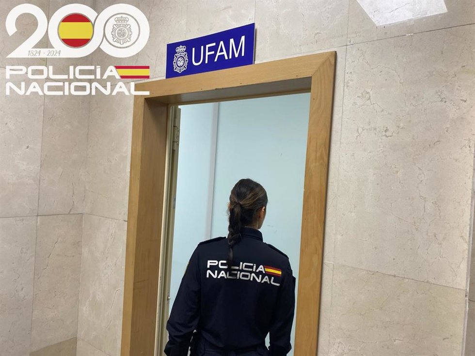 Imagen de una agente de la UFAM en dependencias policiales
