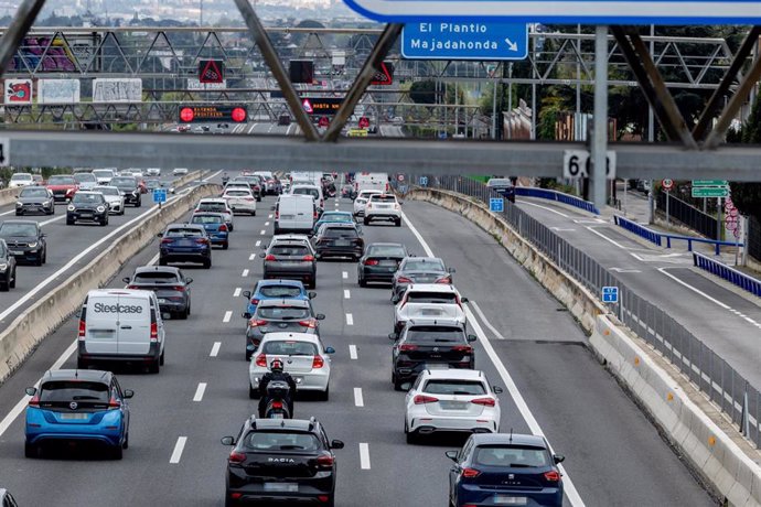 Decenas de vehículos en la carretera A6, a 11 de abril de 2025, en Madrid (España). 