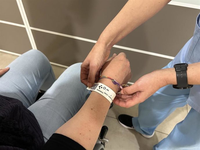 Osakidetza incorpora en las pulseras de hospitalizados un símbolo para identificar el uso del euskera