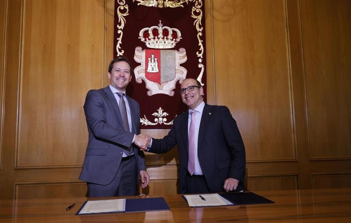 El alcalde de Toledo, Carlos Velázquez, y el presidente de las Cortes de C-LM, Pablo Bellido.