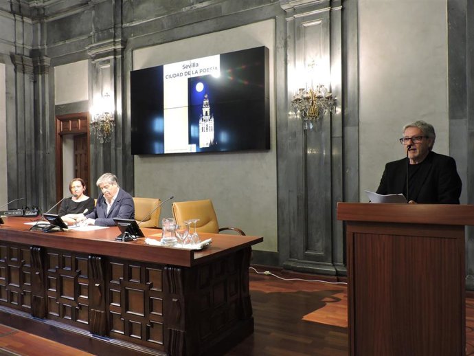 Acto de la tertulia Las Setas, en la Casa de la Provincia, para que Sevilla sea declarada 'Ciudad de la Poesía'.