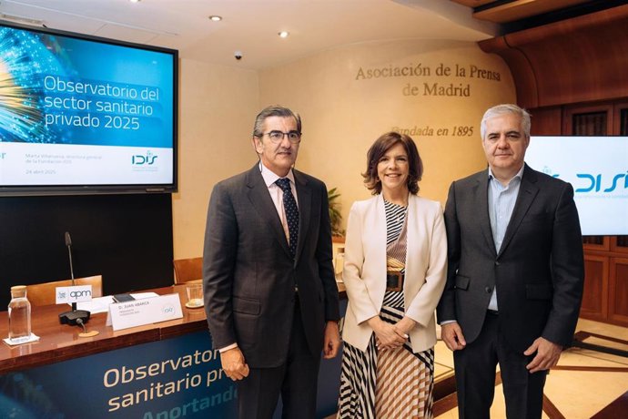 Juan Abarca (i), presidente de la Fundación IDIS; Marta Villanueva, directora general de la Fundación IDIS y Patxi Amutio, secretario general de la Fundación IDIS.