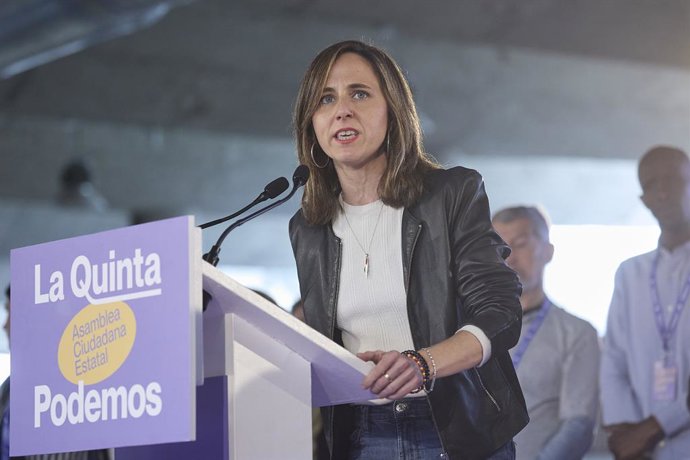 A secretária-geral do Podemos e deputada, Ione Belarra, fala durante a V Assembleia Cidadã do Podemos, no Pavilhão de Convenções da Casa de Campo, em 12 de abril de 2025, em Madri (Espanha).