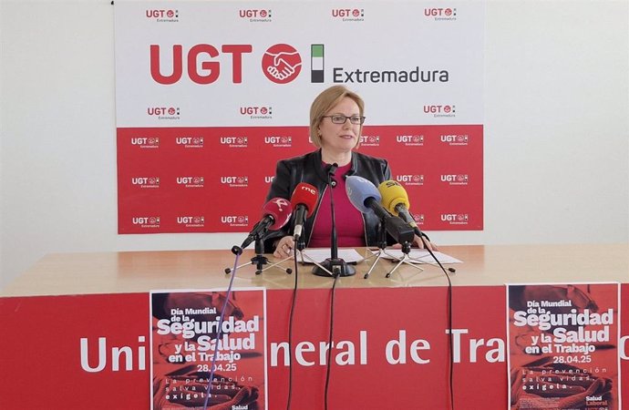 La secretaria de Salud laboral y Políticas sociales de UGT Extremadura, Mª José Ladera, en rueda de prensa