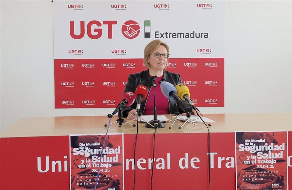 La secretaria de Salud laboral y Políticas sociales de UGT Extremadura, M José Ladera, en rueda de prensa