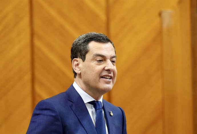 El presidente de la Junta de Andalucía, Juanma Moreno, interviene durante la sesión de control en el pleno del Parlamento andaluz. A 24 de abril de 2025, en Sevilla (Andalucía, España). Segunda jornada de Pleno, con Sesión de Control al Gobierno y pregunt