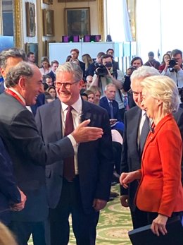 El presidente de Iberdrola, Ignacio Sánchez Galán, conversa con la presidenta de la Comisión Europea, Ursula von der Leyen. 
