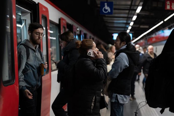 Archivo - Varias personas en el metro, a 22 de enero de 2025, en Barcelona, Catalunya (España).