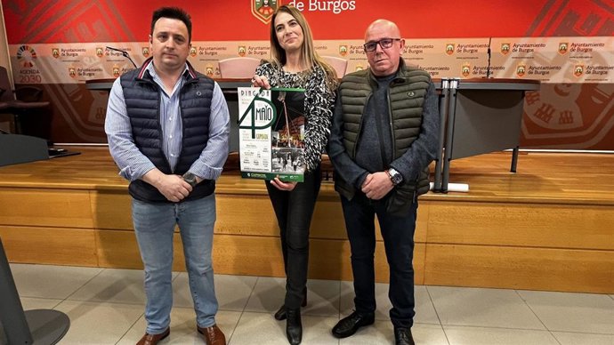 El presidente del Consejo de Barrio de Capiscol, José Manuel López, y el vicepresidente, José Antonio García, con la concejala de Fiestas, Carolina Álvarez.