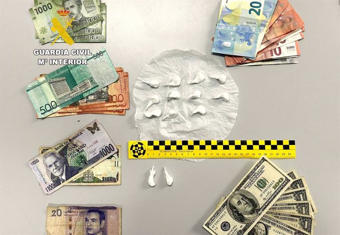 Dosis de cocaína y billetes interceptados a una vendedora