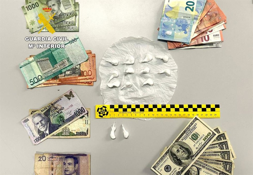 Dosis de cocaína y billetes interceptados a una vendedora