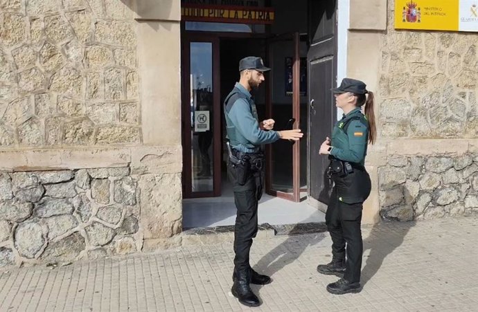 Agentes de la Guardia Civil frente a un puesto.