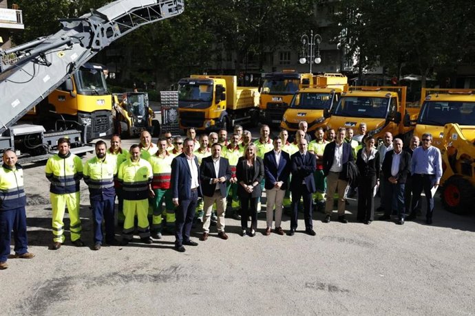 La alcaldesa de Granada, Marifrán Carazo, en el centro en la imagen en primer término, ha presentado el plan de mantenimiento y mejora de pavimentos