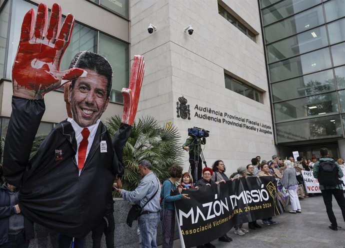 Familiares de las víctimas de la dana durante una concentración en las inmediaciones de la Ciudad de la Justicia de Valencia