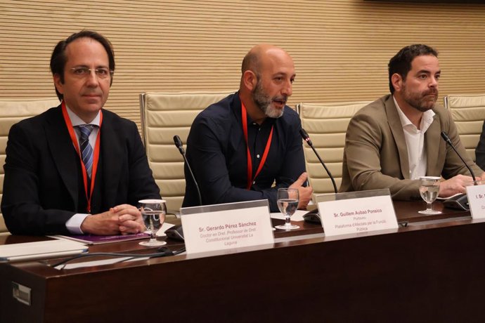 El portavoz de la Plataforma d'Afectats per la Funció Pública, Guillem Aubaó, en una comparecencia en el Parlament