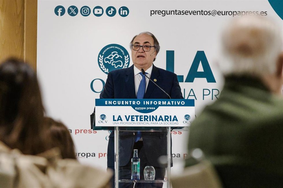 El presidente de la Organización Colegial Veterinaria (OCV), Luis Alberto Calvo, durante el Encuentro informativo de Europa Press La veterinaria, una profesión esencial para la sociedad', a 24 de abril de 2025, en Madrid (España).