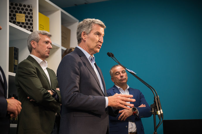 El presidente del Partido Popular, Alberto Núñez Feijóo, ofrece declaraciones a los medios tras visitar la bodega Paco y Lola, a 24 de abril de 2025, en Meaño, Pontevedra, Galicia (España).