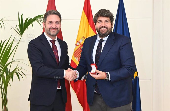 López Miras recibe la insignia de oro del Colegio de Ingenieros Técnicos Industriales de la Región
