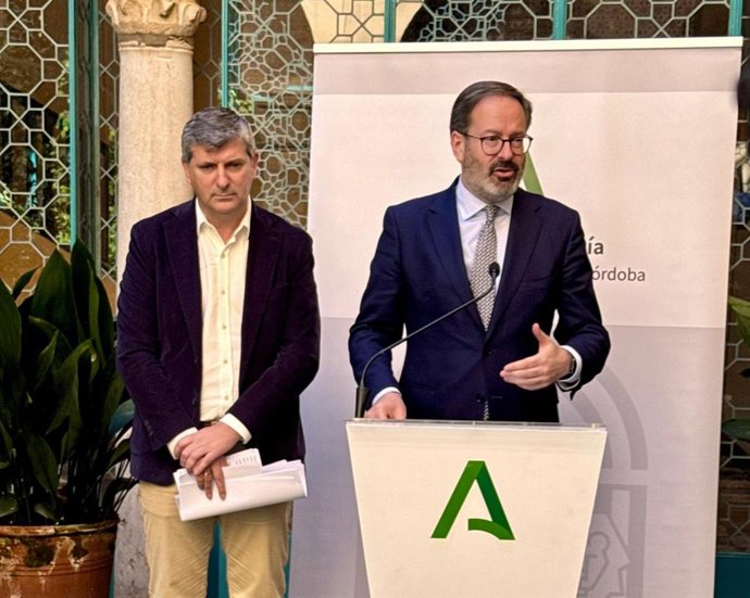 Adolfo Molina interviene, acompañado de Francisco Acosta.