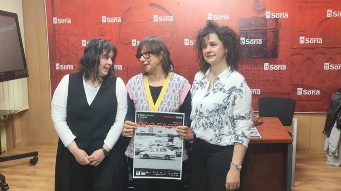 De izda a dcha, María Ferrer, Gloria Gonzalo, y Blanca Almazán presentan Onphoto Soria.
