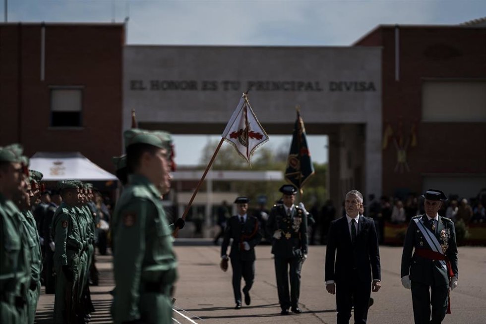 El ministro del Interior, Fernando Grande-Marlaska (2d), preside la jura de bandera en el Colegio de Guardias Jóvenes 'Duque de Ahumada'