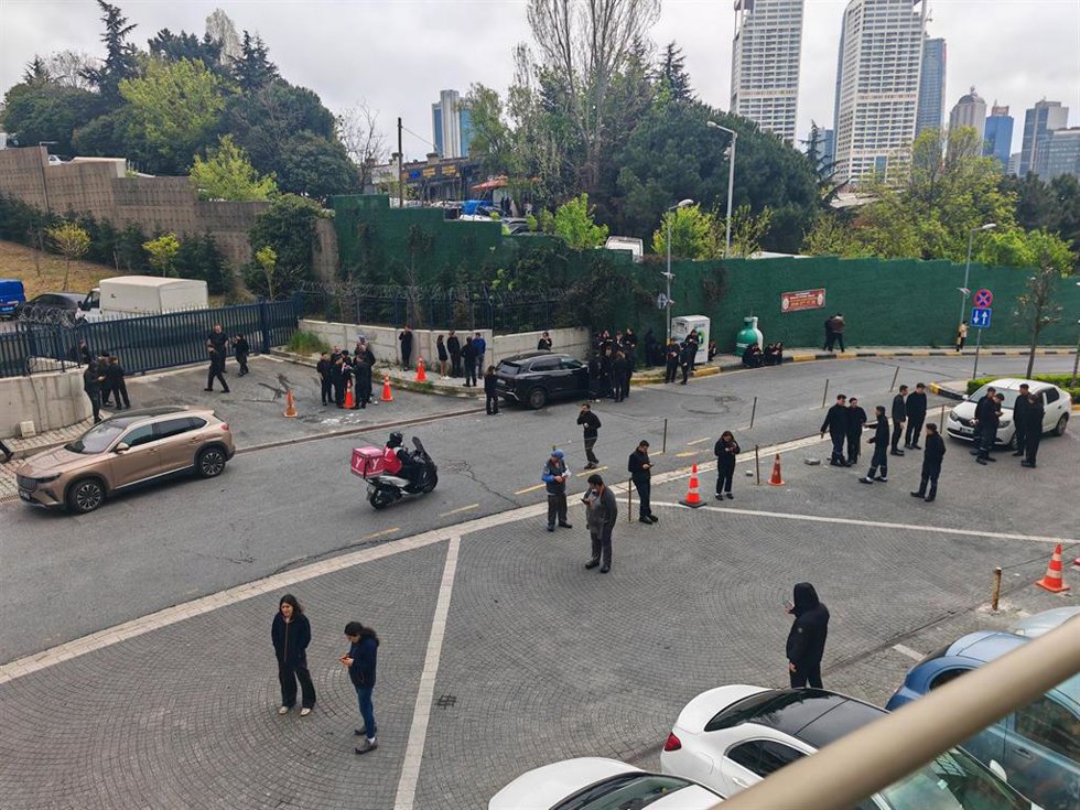 Gente saliendo a la calle en Estambul tras el terremoto de magnitud 6,2, el 23 de abril de 2025.