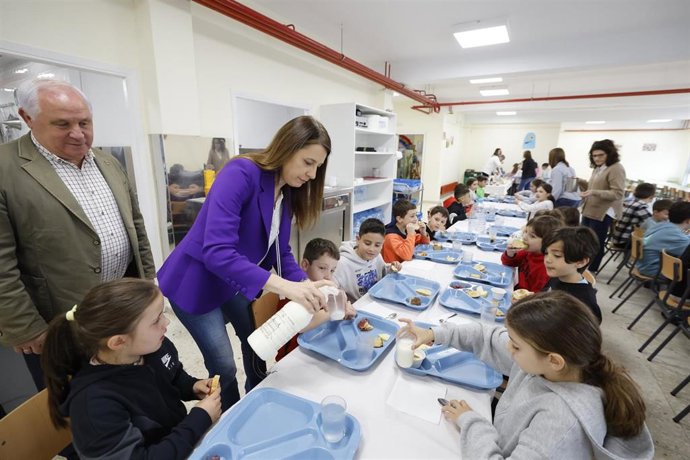 La conselleira do Medio Rural, María José Gómez, en el CEIP Laverde Ruíz